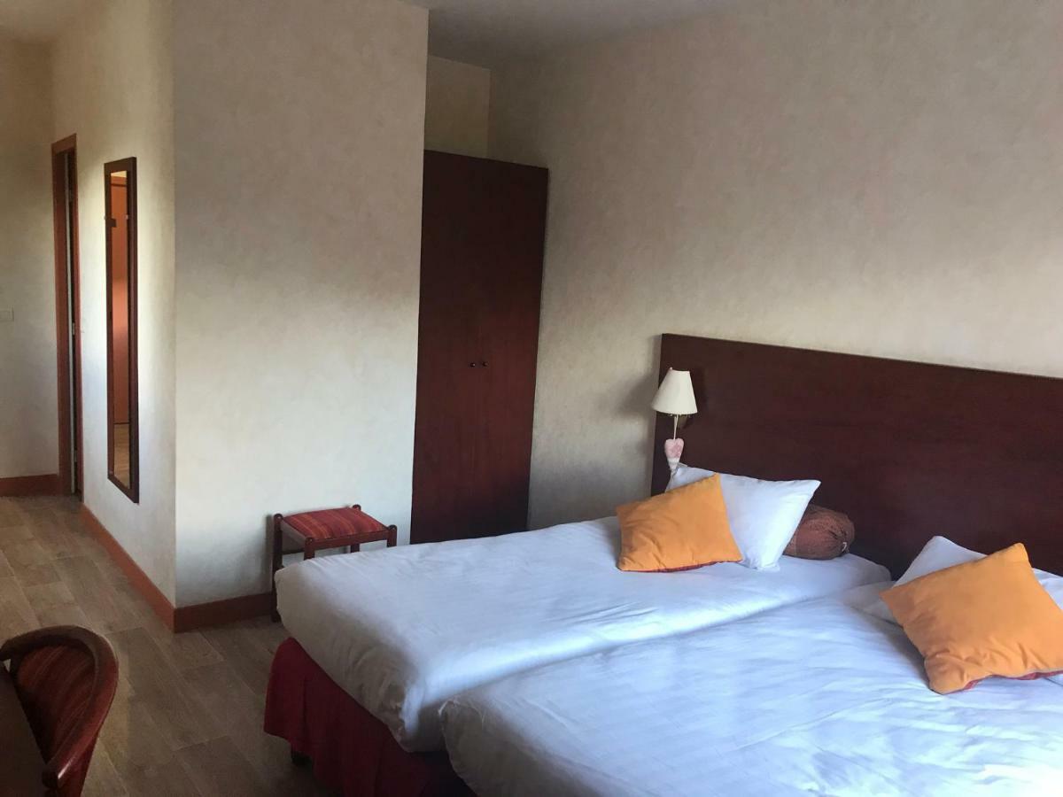 Au Feu De Bois Hotel Amou Екстериор снимка